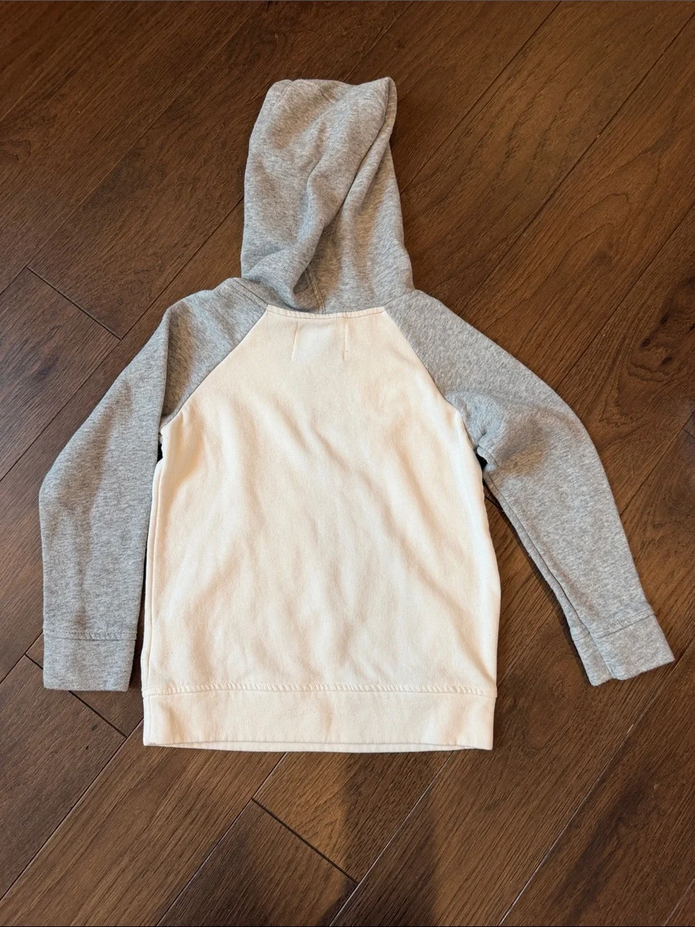 Old Navy Cream and Gray Raglan Hoodie for Kids Size 5T - C34-158